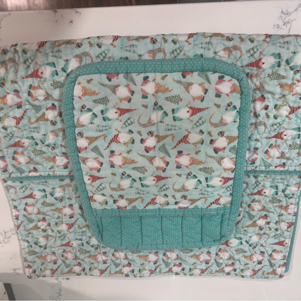 2 placemats and pot holder with gnomes